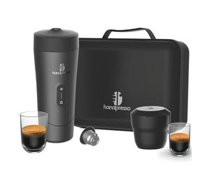 Handpresso Auto Set | cafetera de viaje con batería USB | cápsulas espresso o reutilizables café molido | maletín compacto: cafetera portátil - 2 tazas - basura - cable USB - toalla