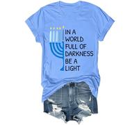 Hanukkah - Camisa divertida de Janucá en un mundo lleno de oscuridad, sé una luz feliz de Hanukkah, camisas para mujeres y hombres, Azul cielo-a, XXL