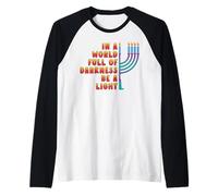 Hanukkah Menorah En un Mundo Lleno de Oscuridad Sé una luz Camiseta Manga Raglan