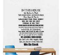 HANZHAO Pegatinas de Pared Deportivas en Esta casa, Hacemos calcomanías de Pared Friki Carteles Citar Juegos de Guerra Regalos Regalos Pegatinas de Vinilo Creativas Papel Tapiz de Art 42x60cm