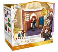 HARRY POTTER -WIZARDING WORLD- HARRY POTTER MAGICAL MINIS - Set Aula de Encantamientos con 1 muñeca Hermione Granger Exclusiva 8 cm y 3 Accesorios - 6061846 - Juguetes Niños 5 Años +