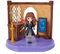 HARRY POTTER -WIZARDING WORLD- HARRY POTTER MAGICAL MINIS - Set Aula de Encantamientos con 1 muñeca Hermione Granger Exclusiva 8 cm y 3 Accesorios - 6061846 - Juguetes Niños 5 Años +