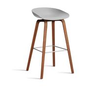 HAY Taburete alto About a Stool 32 con base de nogal 2.0 Gris hormigón-soporte de acero inoxidable