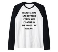 Hay una Fina línea Entre la Pesca y Estar de pie en la Orilla Camiseta Manga Raglan