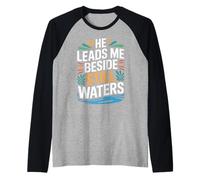 He Leads Me Beside Still Waters Motivación Bíblica - Camiseta Manga Raglan