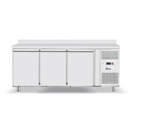 HENDI Mesa de congelación Arktic de 3 puertas con 3 estantes ajustables para GN 1/1, -22/-18°C, 420 L, descongelación automática, pantalla digital, 230V/600W, 1795x700x(H)850 mm, acero inoxidable