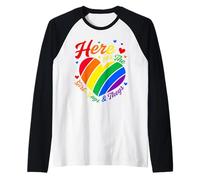 Here For The Girls Gays & Theys Rainbow Heart LGBTQ Ally Camiseta Manga Raglan
