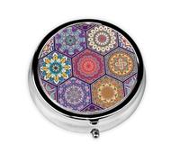 Hermoso hexagonal. Este pequeño pastillero redondo de viaje de tres compartimentos es perfecto para almacenar medicamentos diarios, vitaminas y sobre la marcha.