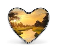 Hermosos broches decorativos de metal con forma de corazón y puesta de sol sobre césped. Pin de solapa de moda para sombrero, mochila y ropa.