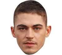 Hero Fiennes Tiffin (Stoic) Big Head. Máscara más grande que la vida.