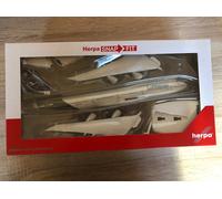 Herpa 611930 - Boeing 747-8, Intercontinental, biplano de Lufthansa, Alas, avión con Soporte, fabricación, Modelos en Miniatura, Objeto de colección, plástico, Ajuste a presión-Escala 1:250