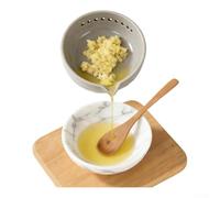 Herramienta de rejilla de ajo y hierbas con cinco opciones de agujeros y cuenco de resina adjunto para un mínimo desorden de mostrador (F)