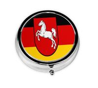 HMBGFW Caja de almacenamiento de píldoras de la bandera de Baja Sajonia, compacta con 3 espacios, pastillero de metal circular portátil, perfecto para viajes, cartera o uso de bolsillo