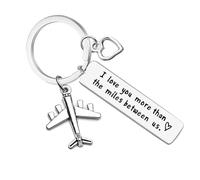HOKIAMCN Llavero con texto en inglés "I love you more than the miles between us. Llavero para novio, novia, papá, padre, madre, regalo inspirado en cómics, regalo para parejas, llavero para marido,