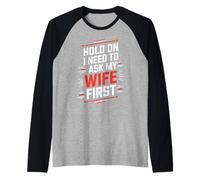 Hold On, I Need to Ask My Wife First - Camiseta Divertida para maridos Camiseta Manga Raglan