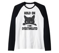Hold On I'm Sobreestimulated Funny Cat TDAH Neurodiversidad Camiseta Manga Raglan