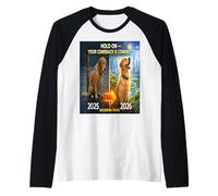 Hold on Your Come Back is Coming 2025 a 2026 Dog Hope Gift Camiseta Manga Raglan