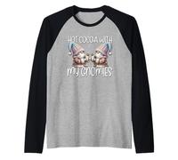 Holiday Gnomes with Hot Cocoa Mugs Funny Saying For Winter Camiseta Manga Raglan