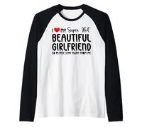Hombre Amo a mi hermosa novia súper caliente así que por favor mantente alejado Camiseta Manga Raglan