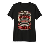 Hombre Never Underestimate An Old Man with A Smoker Funny Pitmaster Camiseta Premium