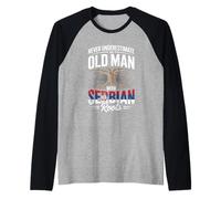 Hombre Never Underestimate An Old Man with Serbian Roots Pride Camiseta Manga Raglan