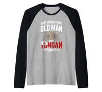 Hombre Never Underestimate An Old Man with Tongan Roots Camiseta Manga Raglan