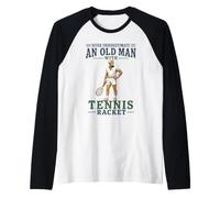 Hombre Nunca Subestimes a un Anciano con un Jugador de Raqueta de Tenis Camiseta Manga Raglan