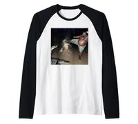 Hombre pateando cocodrilo en pantano Camiseta Manga Raglan