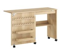HOMCOM Mesa Máquina de Coser Plegable con Puerta Magnética 2 Compartimentos Estante 18 Soportes para Hilos 5 Ruedas Natural