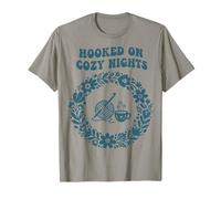 Hooked On Cozy Nights, Divertido Tejido a Ganchillo para Amantes del Ganchillo Camiseta