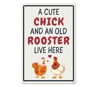 Horienteeon Letrero de aluminio con texto en inglés "A Cute Chick And An Old Rooster Live Here" de 14 x 20 cm, decoración divertida del hogar, decoraciones de pollo para el hogar, letreros divertidos