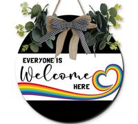 Horienteeon Letrero de bienvenida personalizado de madera con texto en inglés «Everyone Is Welcome Here», para decoración de puerta, guirnalda familiar redonda de madera con lazo, suministros de