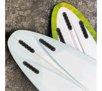 Hosrivae Juego de cajas de aletas de tabla de surf, caja de timón de cola de surf de PVC con agujeros de montaje, tornillos y llave para aletas estándar, paquete de 3, 15 x 3,1 cm, blanco/negro