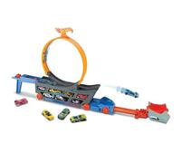 Hot Wheels Camión Stunt and Go, Transportador y Juego Móvil | El remolque lleva hasta 18 coches y camiones 1:64, bucle grande y lanzador plegable, GCK38