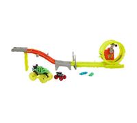 Hot Wheels Monster Trucks Charge & Chase Challenge y 2 camiones | Incluye Skelesaurus 1:24 y Bone Shaker 1:64, carrera cara a cara, 2 autos aplastados, HYT07