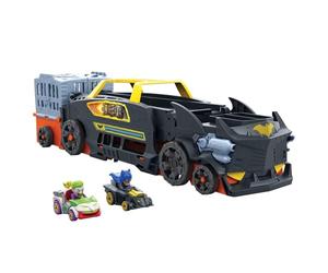 Hot Wheels RacerVerse Camión de Transporte de Batman, Pista para Coches de Juguete con 3 lanzadores, Incluye 1 vehículo de Batman y 1 del Joker, Regalo para niños y niñas +3 años, HXN21