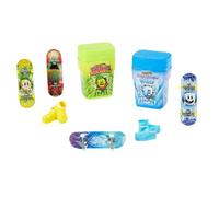 Hot Wheels Skate Pack 2 cajas de chicles con 2 monopatines de juguete con 1 par de zapatillas para dedos cada una, modelos surtidos, +5 años (Mattel HWV21)