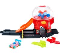 Hot Wheels Tienda de dulces en la ciudad Conjunto de pista, conjunto de juego de máquina de chicles con coche de juguete metálico a escala 1:64 con forma de dónut y pista Speed Snap, JBM62