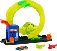 Hot Wheels Toy Car Track Set, Snake Gas Station Playset with 1:64 Scale Die-Cast