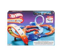 Hot Wheels Ultra Hots, Conjunto de pista de carreras de juguete con 2 vehículos a escala 1:64, con acrobacias y enfrentamientos entre vehículos y 2 lanzadores activados por los más pequeños, HXR71