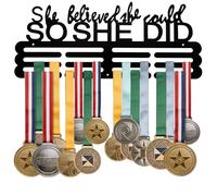 Hoypeyfiy Medallero motivacional negro, perchas decorativas de acero con cita SO SHE DID, exhibición de medallas de 40 cm para su gimnasio en casa u oficina