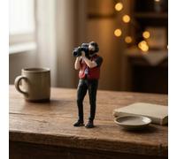 HuadaXtai Figura Infantil Miniatura Vehículo Muñeco Diorama Escena Resina Estable Fácil de Colocar para Maquetas de Mesa Plantas, 1/64, Mujer Periodista con Gabardina