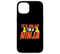 Humor de Artista marcial Está Bien Soy un Ninja posando Silueta Carcasa para iPhone 13