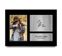 HWC Trading A4 Chandler Riggs Walking Dead Carl Grimes Los Regalos Imprimieron La Imagen Firmada Del Autógrafo Para Los Fans De La Demostración De Televisión