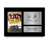 HWC Trading A4 The Goonies Sean Astin & Cast Los Regalos Imprimieron La Imagen Firmada Del Autógrafo Para Los Fans De La Memorabilia De La Película