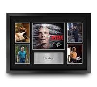 HWC Trading Dexter Los Regalos Imprimieron La Exhibición Firmada Del Montaje De La Foto De La Presentación Del Autógrafo Para Los Fans De La Demostración De Serie De Televisión - A3 Enmarcado
