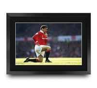 HWC Trading Eric Cantona Scene 13 Regalos Impresos Imagen De Autógrafo Firmado Para Los Aficionados Al Fútbol Y Partidarios - A3 Enmarcado