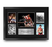 HWC Trading FR A3 Sylvester Stallone Rocky Los Regalos Imprimieron La Exhibición Firmada De La Imagen Del Autógrafo Para Los Fans De Los Recuerdos De La Película - A3 Enmarcado
