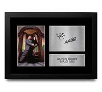 HWC Trading FR A4 Anjelica Huston & Raul Julia Addams Family Morticia, Gomez Los Regalos Imprimieron La Imagen Firmada Del Autógrafo Para Los Fans De La Memorabilia De La Película - A4 Framed