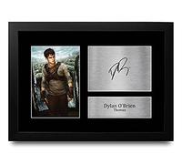 HWC Trading FR A4 Dylan O'Brien Maze Runner - A4 Framed Los Regalos Imprimieron La Imagen Firmada Del Autógrafo Para Los Fans De La Memorabilia De La Película - A4 Enmarcado